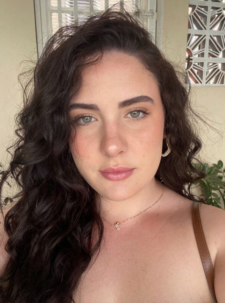 curly hair woman no-makeup makeup look